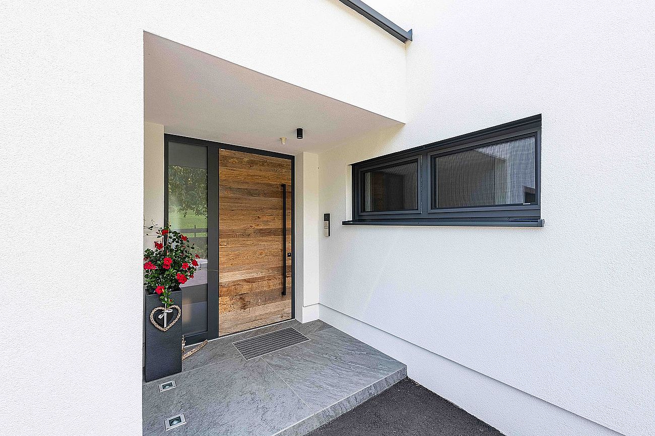 Haustüre in Altholz - eine perfekte Symbiose, die Design und Natur verbindet.