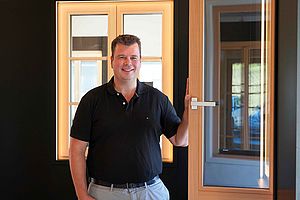 Daniel Hühn ist bei Gaulhofer als Kunden­be­rater im Schau­raum Dorfen tätig.