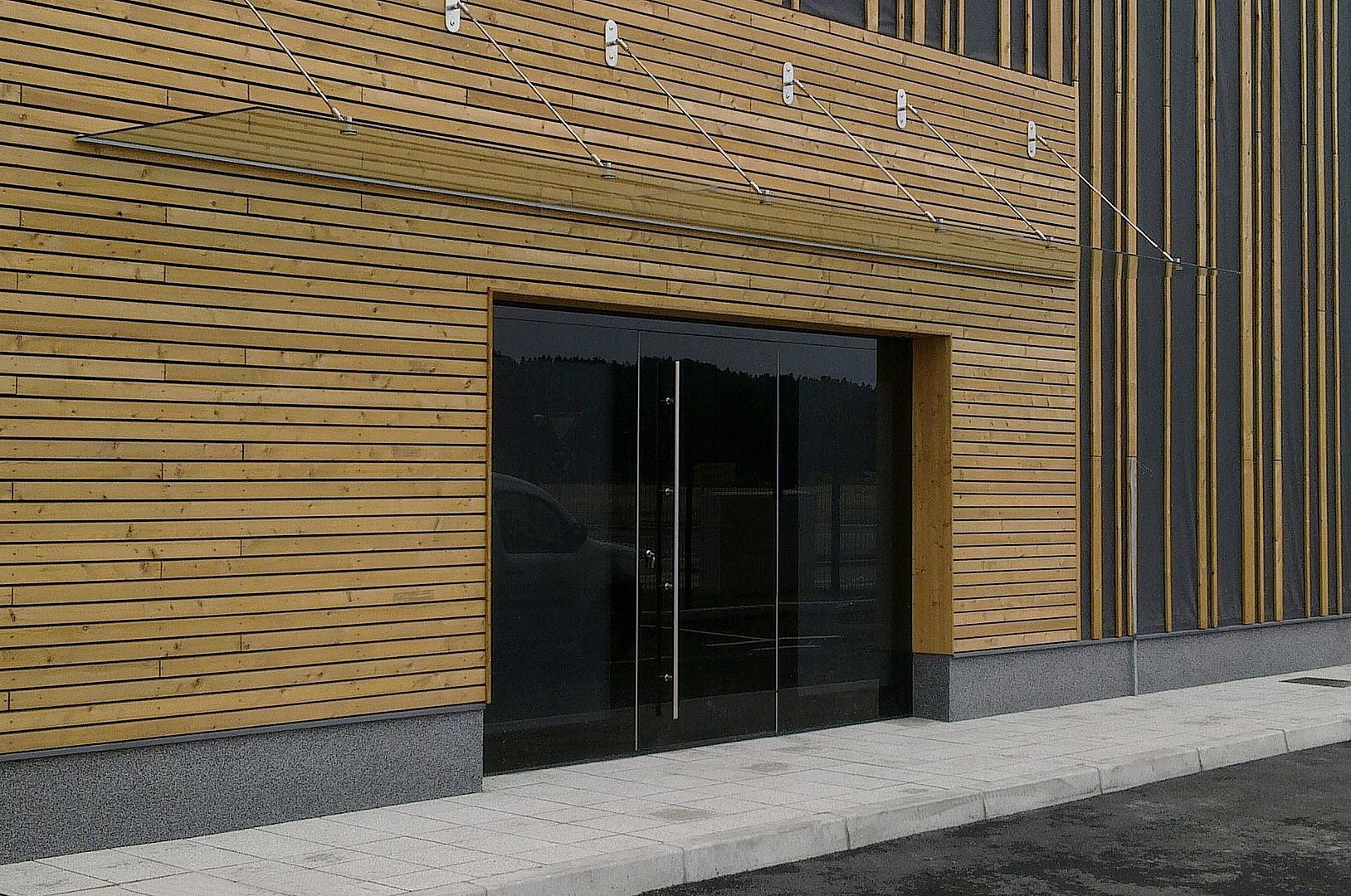 HOLZ-ALU-HAUSTÜREN MIT GLANZEFFEKT.