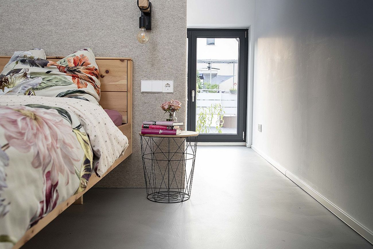 Verbaut wurden im Hause der Familie Hesselschwerdt die Gaulhofer-Kunststofffenster ENERGYLINE 85 mit Anthrazit-Sandstruktur.