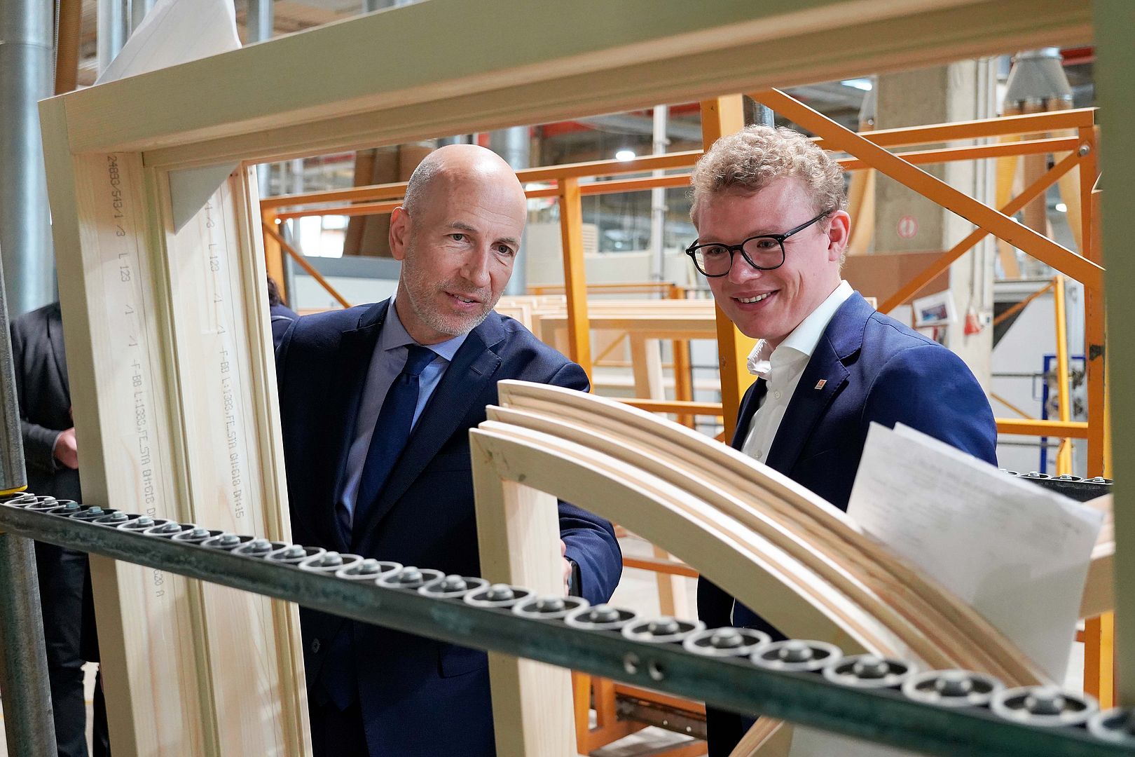 Rundgang durch die Kunststoff- und Holz-Produktion.