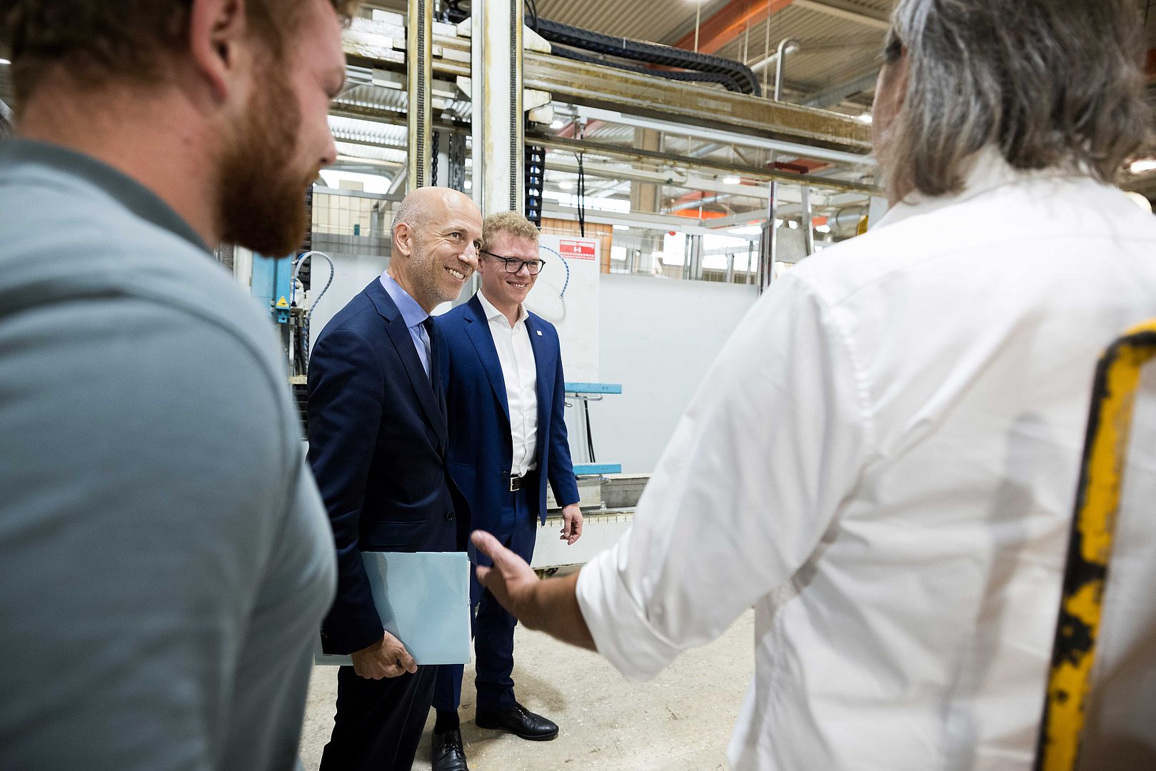 Er wurde von Geschäftsführer Franz Iglseder, Produktionsleiter Stefan Eisenberger und Betriebsrat für Arbeiter Franz Endthaller durch das Betriebsgelände geführt.