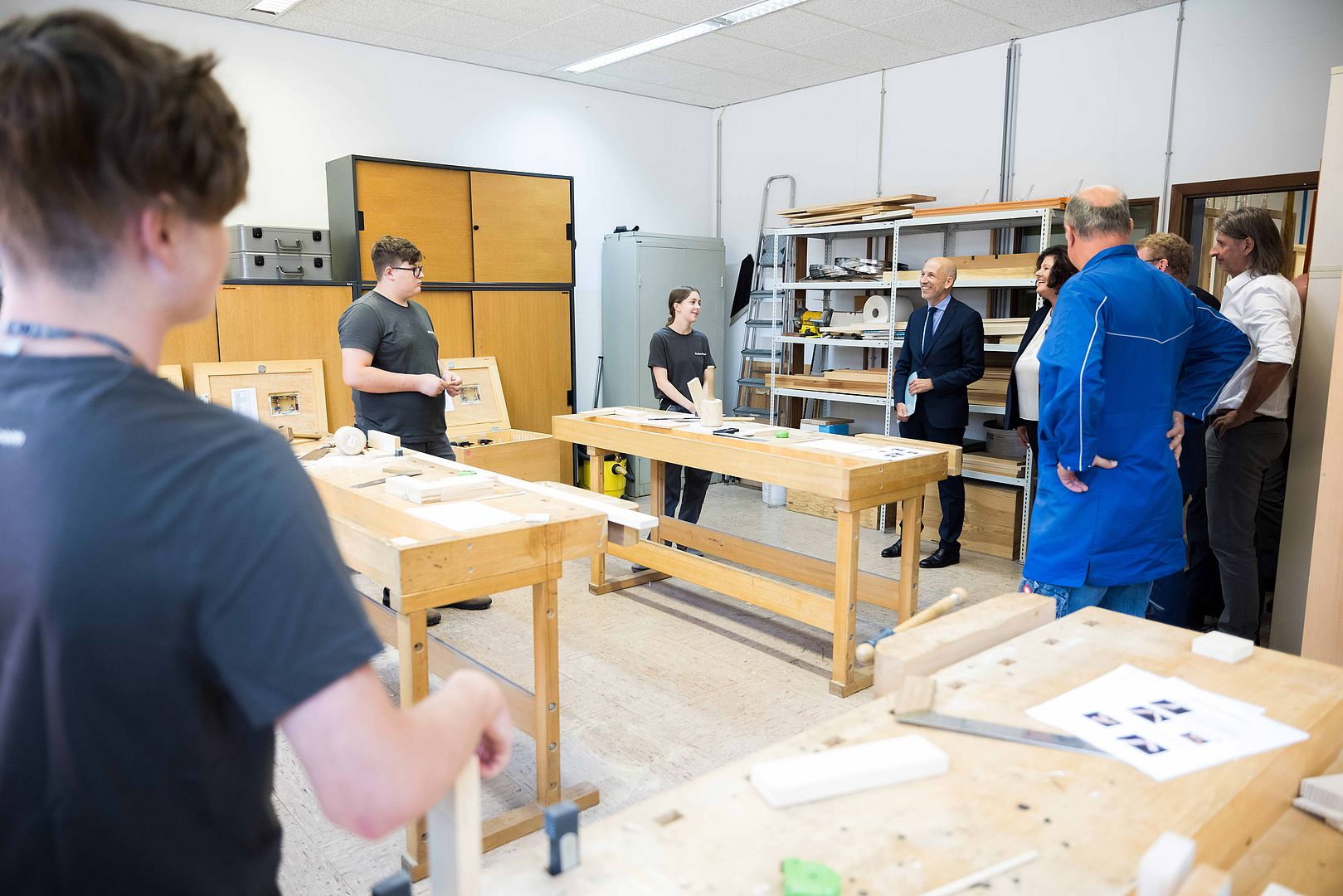 Lehrlingsausbilder Peter Harrer konnte dem hohen Besuch in der Lehrwerkstatt zeigen, woran die neuen Lehrlinge zurzeit arbeiten.