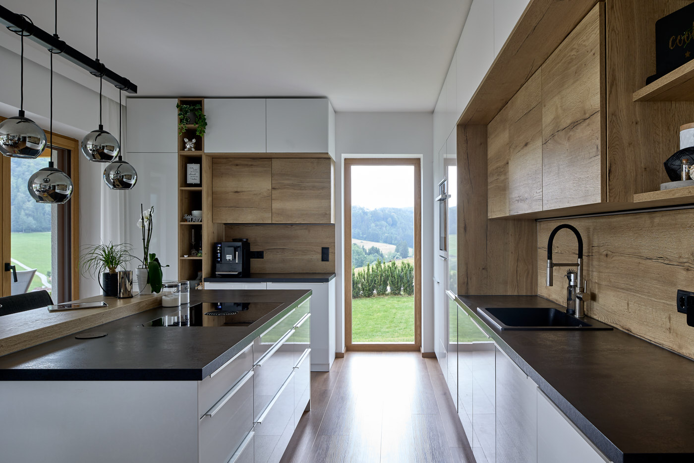 Absoluter Lieblingsplatz ist der zentrale Küche-Ess-Bereich mit Gaulhofer Holz-Alu Fenster.