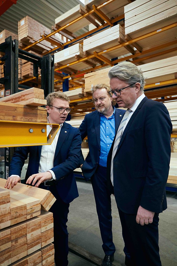 Landeshauptmann Christopher Drexler gratuliert Gaulhofer.