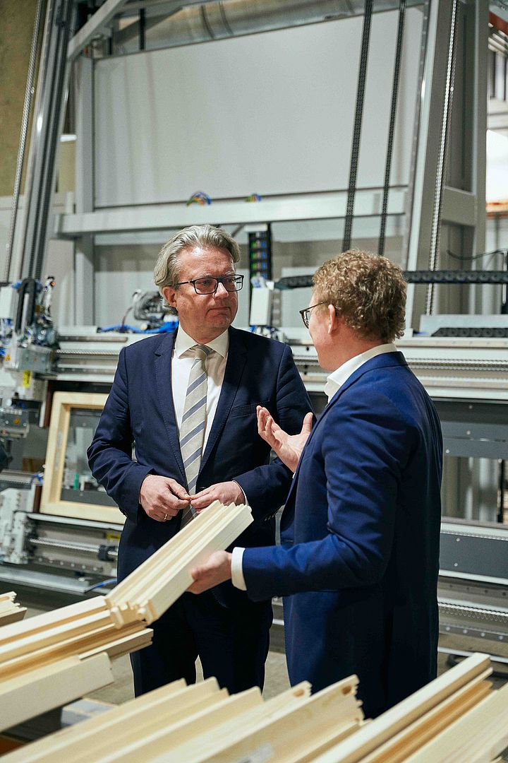 Landeshauptmann Christopher Drexler gratuliert Gaulhofer.